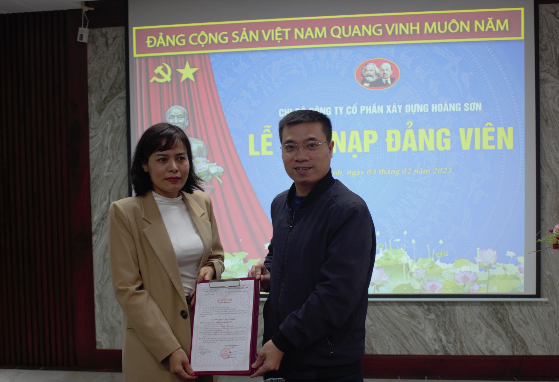 Chi bộ c&amp;ocirc;ng ty CP x&amp;acirc;y dựng Ho&amp;agrave;ng Sơn, một trong những TCCS Đảng l&amp;agrave;m tốt c&amp;ocirc;ng t&amp;aacute;c ph&amp;aacute;t triển đảng vi&amp;ecirc;n của Đảng bộ th&amp;agrave;nh phố H&amp;ograve;a B&amp;igrave;nh