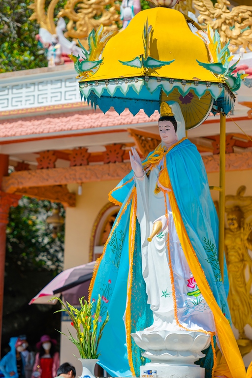 Rất nhiều người thoa &amp;aacute;o cho&amp;agrave;ng tượng Quan &amp;Acirc;m Bồ T&amp;aacute;t l&amp;ecirc;n người để cầu mạnh khoẻ, b&amp;igrave;nh an