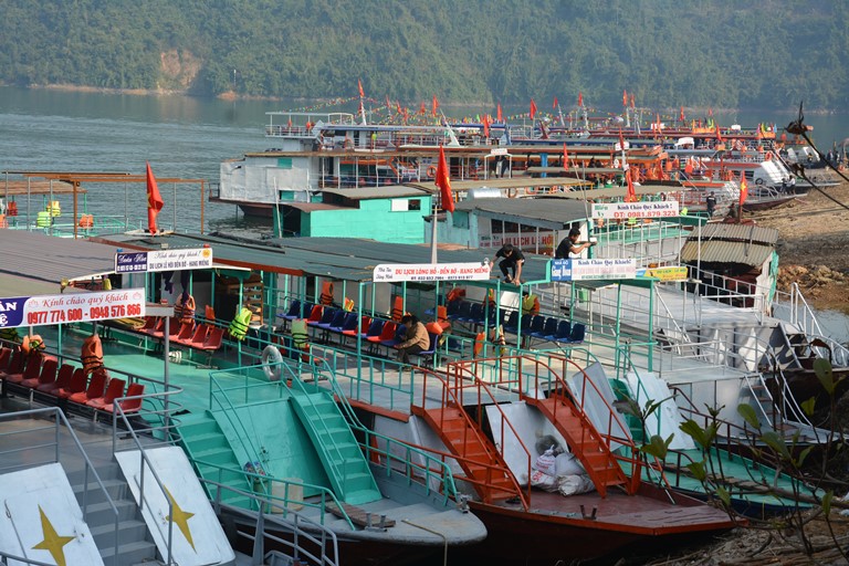 H&amp;agrave;ng chục t&amp;agrave;u tại Bến Thung Nai phải neo bờ v&amp;igrave; vi phạm về đăng k&amp;yacute;, đăng kiểm, chưa lắp định vị AIS.