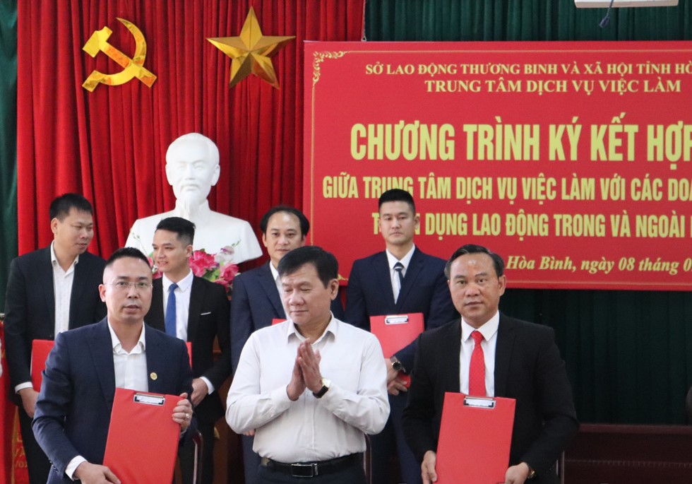 Trung t&amp;acirc;m Dịch vụ việc l&amp;agrave;m tỉnh v&amp;agrave; c&amp;aacute;c doanh nghiệp k&amp;yacute; thoả thuận hợp t&amp;aacute;c tuyển dụng lao động trong v&amp;agrave; ngo&amp;agrave;i nước.