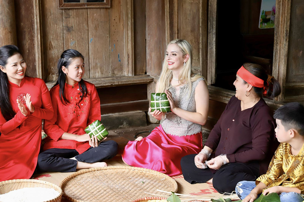 C&amp;aacute;c th&amp;iacute; sinh cuộc thi Hoa hậu Du lịch thế giới (Miss Tourism World) 2022 trải nghiệm l&amp;agrave;m b&amp;aacute;nh chưng tại l&amp;agrave;ng cổ H&amp;ugrave;ng L&amp;ocirc;, TP Việt Tr&amp;igrave;