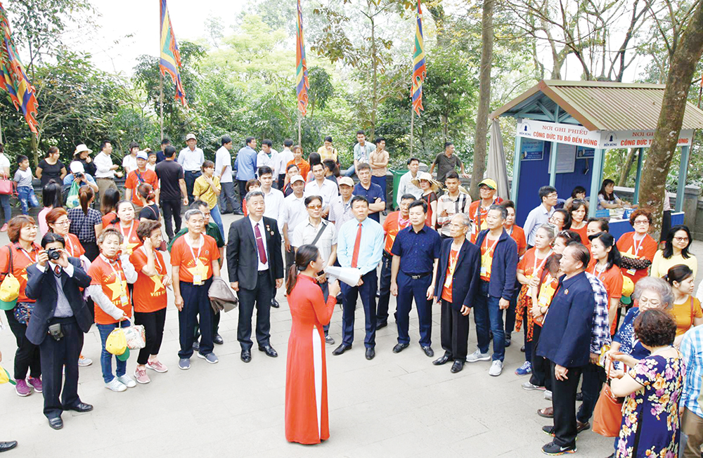Việt kiều tại Th&amp;aacute;i Lan đến thăm Khu Di t&amp;iacute;ch lịch sử Đền H&amp;ugrave;ng