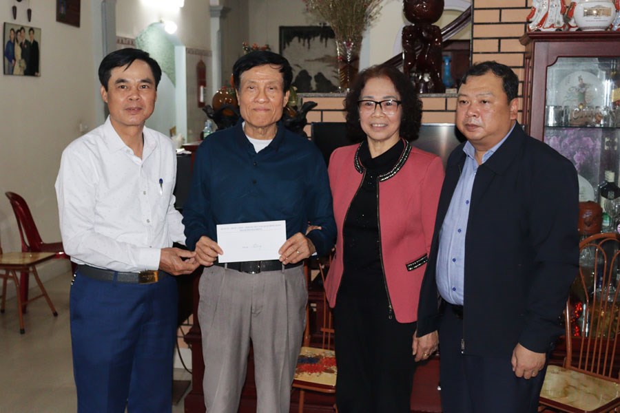 Thăm hỏi, động vi&amp;ecirc;n gia đ&amp;igrave;nh &amp;ocirc;ng Nguyễn Th&amp;agrave;nh Nang