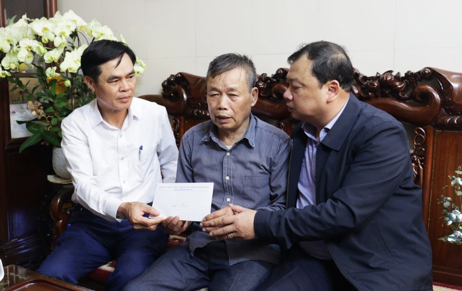 Thăm hỏi, động vi&amp;ecirc;n gia đ&amp;igrave;nh &amp;ocirc;ng Vũ Quang Huy