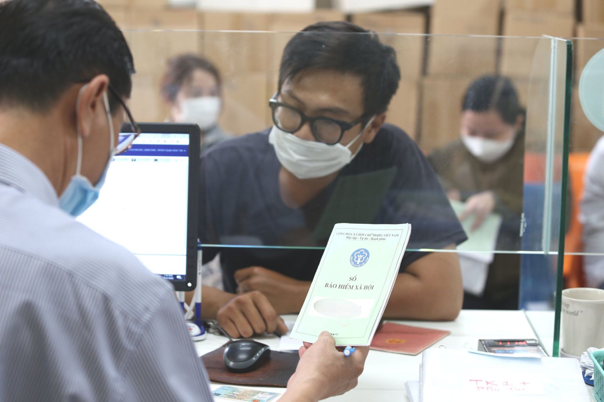Người lao động n&amp;ecirc;n chủ động t&amp;igrave;m hiểu th&amp;ocirc;ng tin về t&amp;igrave;nh h&amp;igrave;nh đ&amp;oacute;ng BHTN, BHXH của doanh nghiệp