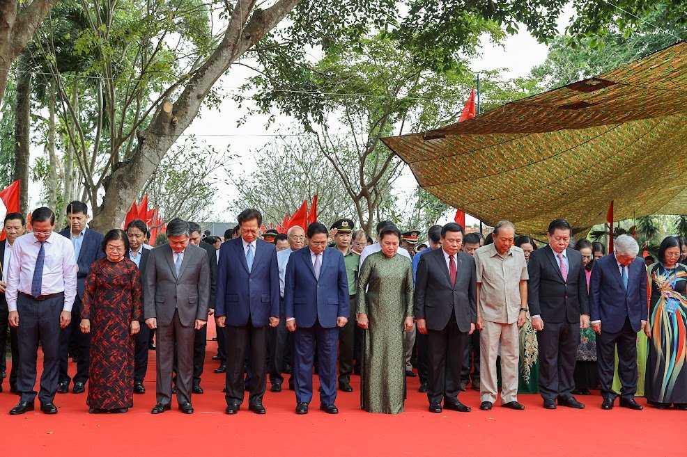 Thủ tướng Phạm Minh Ch&amp;iacute;nh dẫn đầu đo&amp;agrave;n đại biểu d&amp;acirc;ng hương, d&amp;acirc;ng hoa tưởng niệm tại Đền thờ đồng ch&amp;iacute; Huỳnh Tấn Ph&amp;aacute;t tr&amp;ecirc;n qu&amp;ecirc; hương đồng ch&amp;iacute;