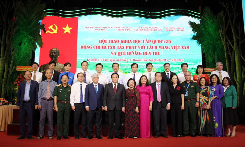 C&amp;aacute;c  đại biểu chụp ảnh lưu niệm tại phi&amp;ecirc;n hội thảo