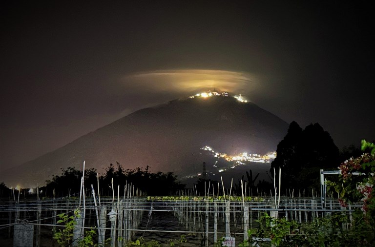 H&amp;igrave;nh ảnh được li&amp;ecirc;n tưởng với m&amp;acirc;y dạ quang tại n&amp;uacute;i B&amp;agrave; Đen tối 13/2