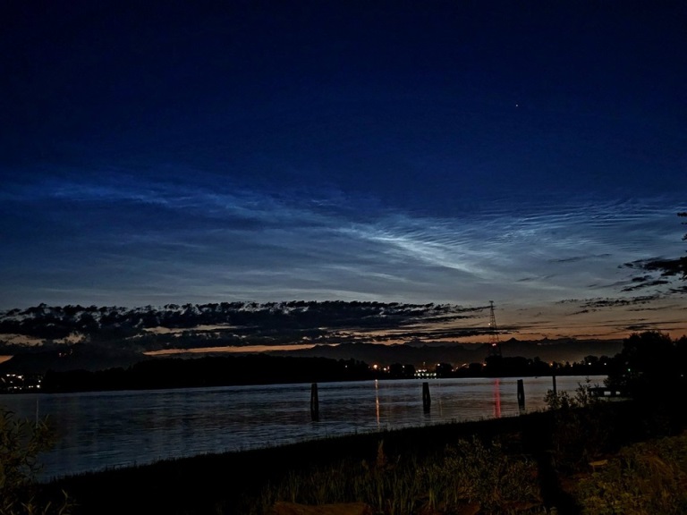 H&amp;igrave;nh ảnh m&amp;acirc;y dạ quang tại Vancouver, Canada. Ảnh: Twitter/@Stturner4669.