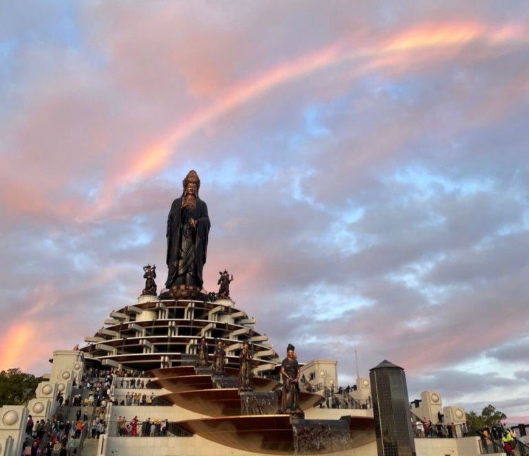 Cầu vồng lửa xuất hiện tại n&amp;uacute;i B&amp;agrave; Đen th&amp;aacute;ng 1/2023