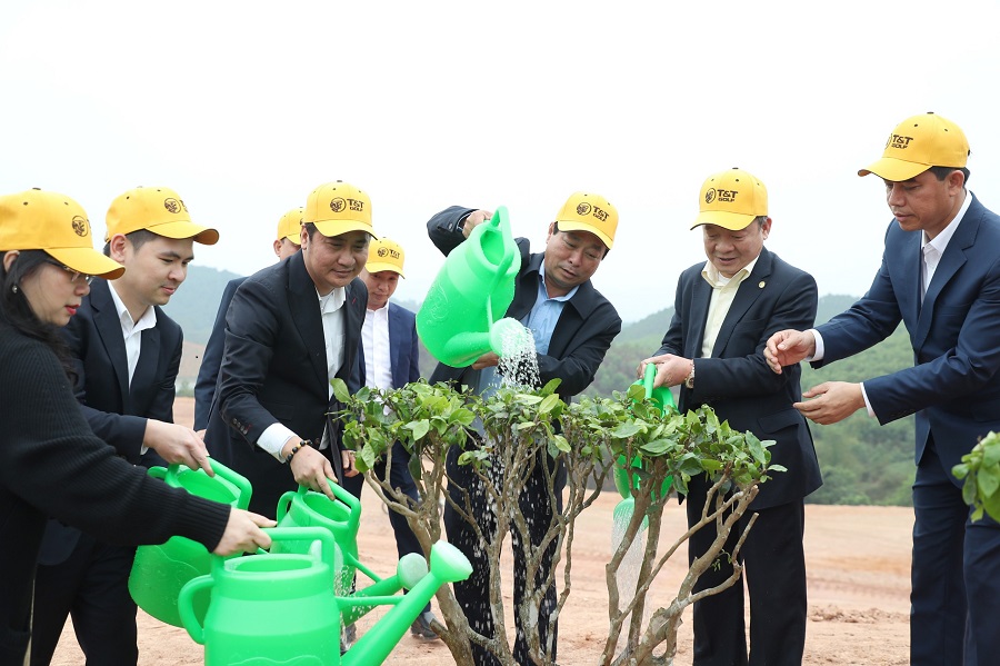 &amp;Ocirc;ng B&amp;ugrave;i Văn Quang, Ph&amp;oacute; B&amp;iacute; thư Tỉnh ủy, Chủ tịch UBND tỉnh Ph&amp;uacute; Thọ v&amp;agrave; &amp;ocirc;ng Đỗ Quang Hiển, Chủ tịch Ủy ban Chiến lược Tập đo&amp;agrave;n T&amp;amp;T Group c&amp;ugrave;ng c&amp;aacute;c đại biểu tham gia trồng c&amp;acirc;y tại dự &amp;aacute;n.