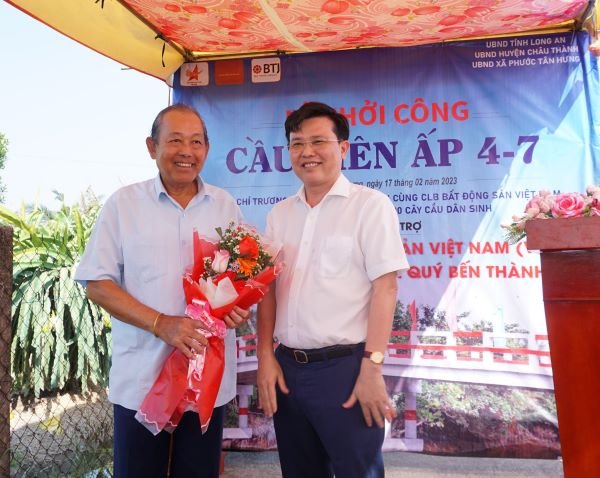 Đ/c Nguyễn Thanh Hải &amp;ndash; Ph&amp;oacute; B&amp;iacute; thư Thường trực tỉnh ủy &amp;ndash; Trưởng đo&amp;agrave;n đại biểu Quốc hội tỉnh Long An tặng hoa c&amp;aacute;m ơn đến đ/c Trương H&amp;ograve;a B&amp;igrave;nh - Nguy&amp;ecirc;n Ph&amp;oacute; Thủ tướng thường trực Ch&amp;iacute;nh phủ