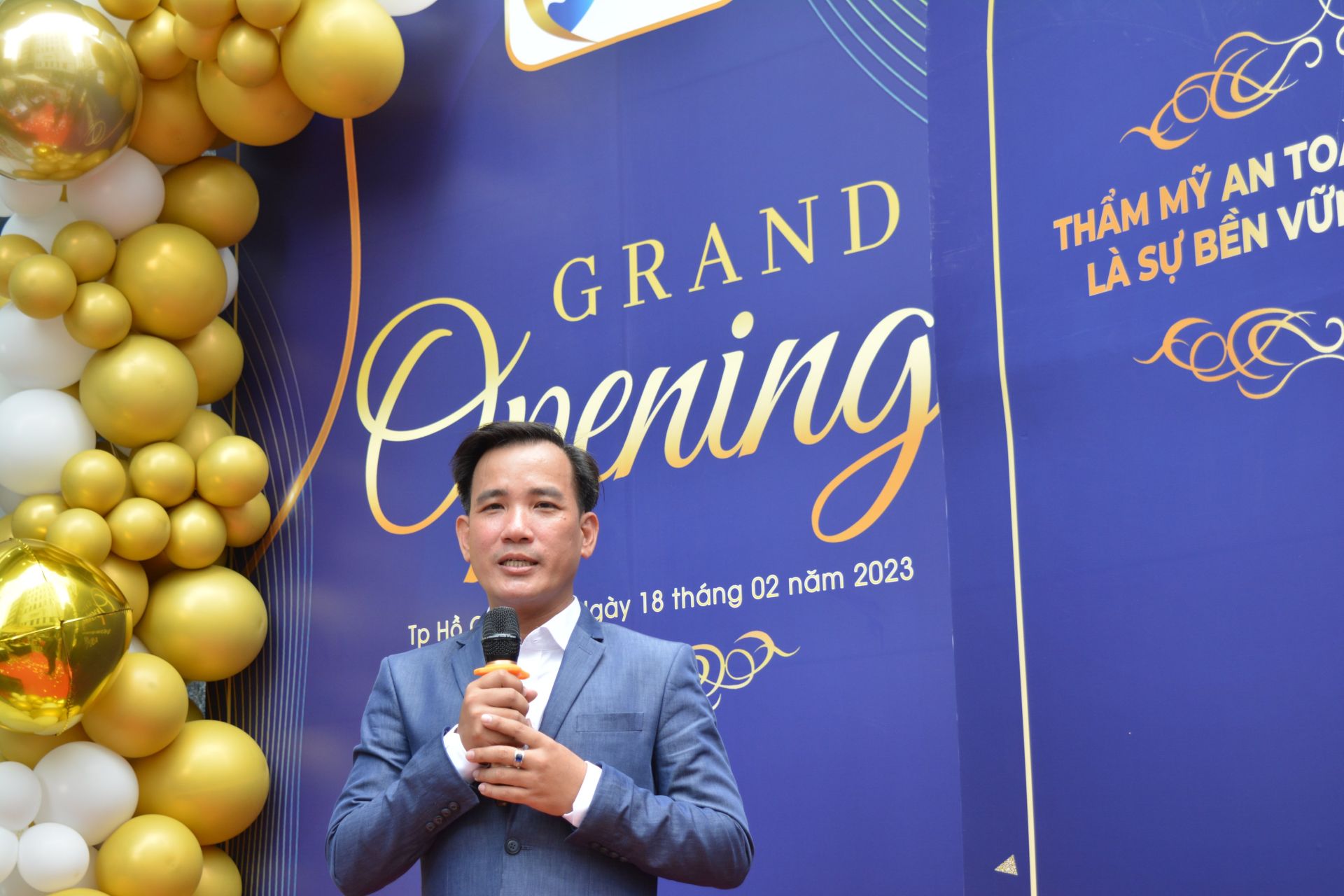 B&amp;aacute;c sỹ- tiến  sỹ  Nguyễn  Hữu Vị  ph&amp;aacute;t biểu tại lễ khai trương