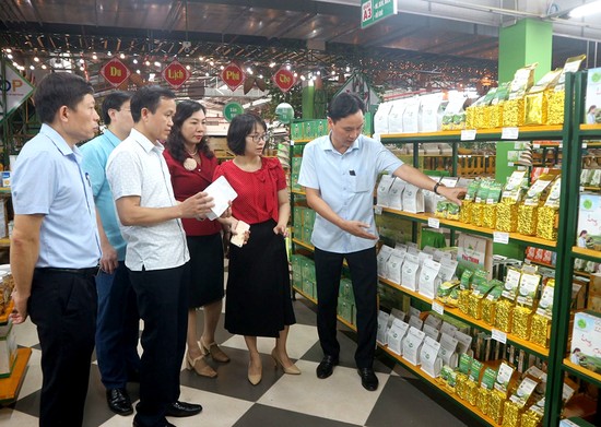 L&amp;atilde;nh đạo Hội N&amp;ocirc;ng d&amp;acirc;n tỉnh tham quan gian h&amp;agrave;ng sản phẩm OCOP của hội vi&amp;ecirc;n n&amp;ocirc;ng d&amp;acirc;n
