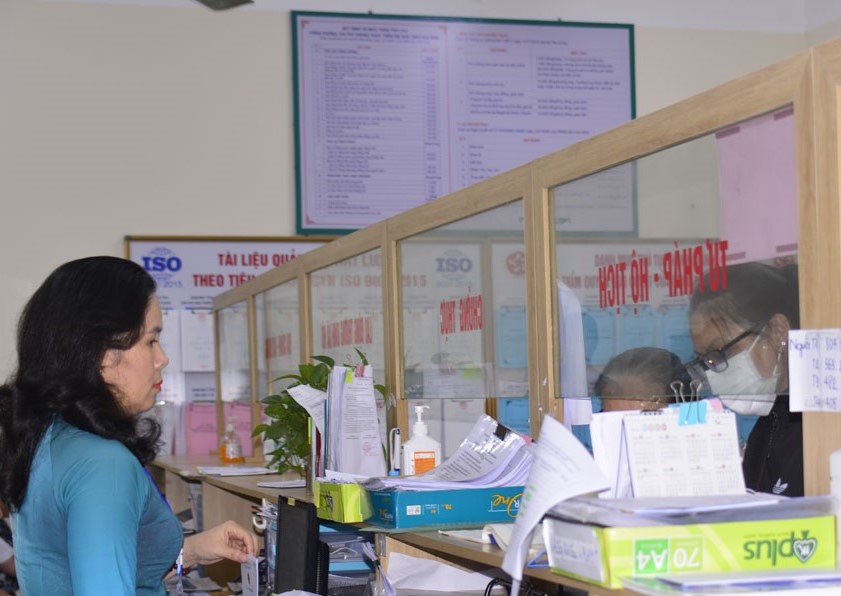 C&amp;aacute;n bộ Bộ phận Tiếp nhận v&amp;agrave; trả kết quả phường Phương L&amp;acirc;m (TP H&amp;ograve;a B&amp;igrave;nh) hướng dẫn người d&amp;acirc;n l&amp;agrave;m thủ tục h&amp;agrave;nh ch&amp;iacute;nh.
