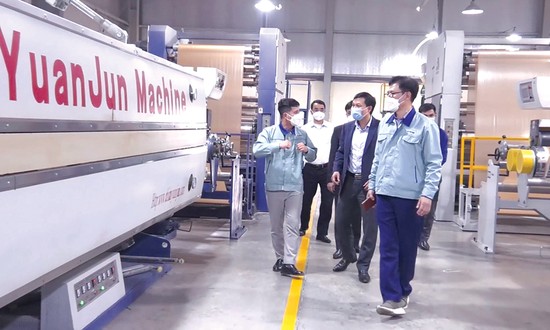 L&amp;atilde;nh đạo huyện T&amp;acirc;n Sơn kiểm tra t&amp;igrave;nh h&amp;igrave;nh sản xuất tại C&amp;ocirc;ng ty TNHH SLP Việt Nam (Cụm c&amp;ocirc;ng nghiệp T&amp;acirc;n Ph&amp;uacute;, T&amp;acirc;n Sơn)