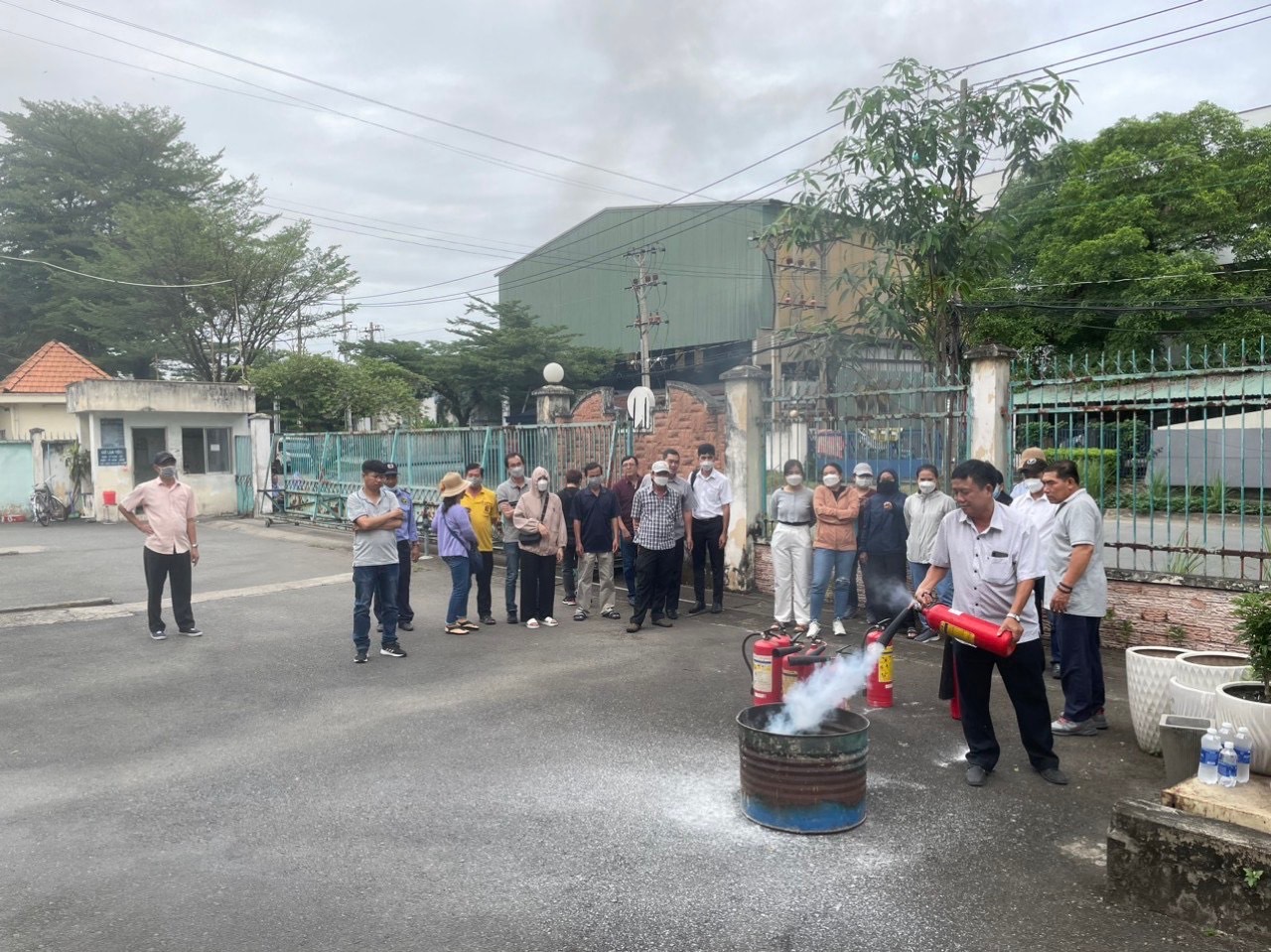 &amp;Ocirc;ng Nguyễn L&amp;ecirc; Anh đang tập huấn ph&amp;ograve;ng ch&amp;aacute;y chữa ch&amp;aacute;y cho nh&amp;acirc;n vi&amp;ecirc;n kho của c&amp;ocirc;ng ty Rồng Việt.