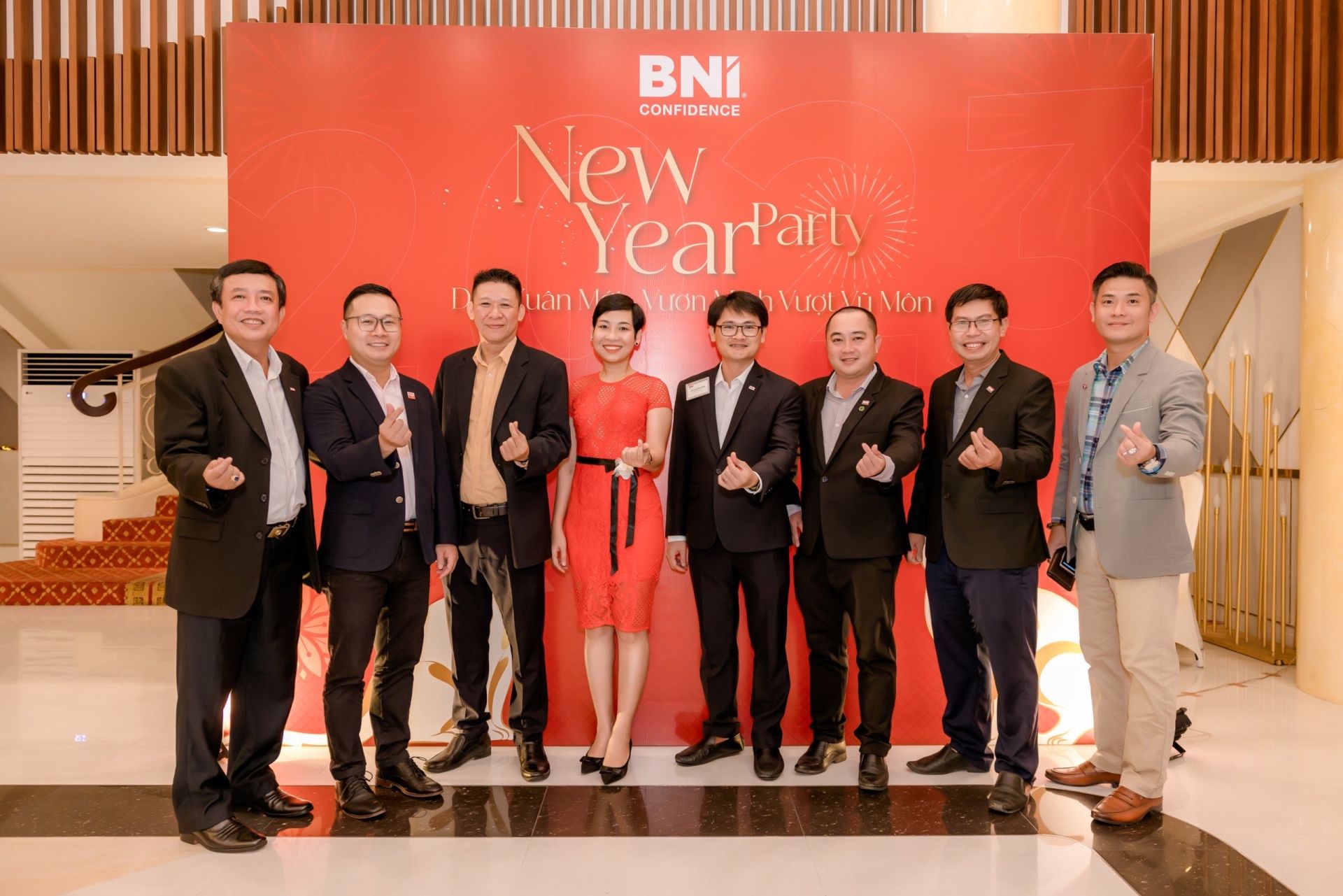 &amp;Ocirc;ng Nguyễn L&amp;ecirc; Việt Anh (ngo&amp;agrave;i c&amp;ugrave;ng b&amp;ecirc;n tr&amp;aacute;i)- Chủ tịch BNI Confidence Chapter