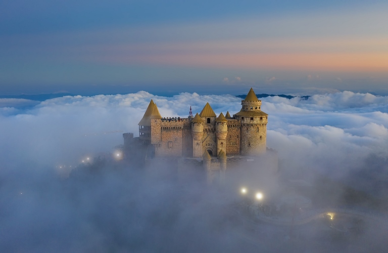 L&amp;acirc;u đ&amp;agrave;i Mặt trăng tại Sun World Ba Na Hills sừng sững giữa biển m&amp;acirc;y