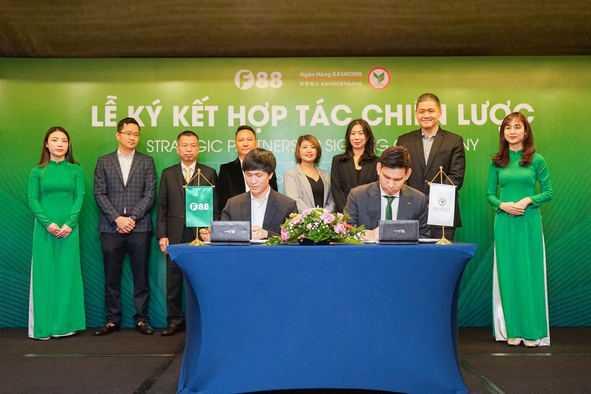 &amp;Ocirc;ng Ph&amp;ugrave;ng Anh Tuấn v&amp;agrave; &amp;ocirc;ng Chatuporn Boozaya-Angool - Tổng Gi&amp;aacute;m đốc KBank &amp;ndash; Chi nh&amp;aacute;nh TP. Hồ Ch&amp;iacute; Minh - k&amp;yacute; kết chương tr&amp;igrave;nh hợp t&amp;aacute;c