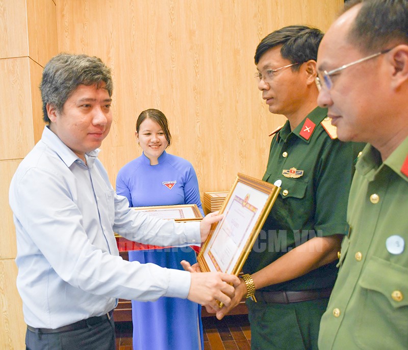 Ph&amp;oacute; B&amp;iacute; thư Thường trực Quận ủy Nguyễn Việt Quế Sơn tặng giấy khen c&amp;aacute;c tập thể c&amp;oacute; th&amp;agrave;nh t&amp;iacute;ch xuất sắc trong c&amp;ocirc;ng t&amp;aacute;c tuy&amp;ecirc;n gi&amp;aacute;o năm 2022