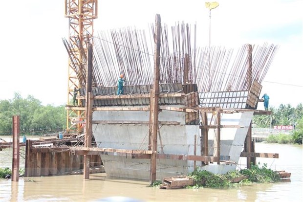Thi c&amp;ocirc;ng x&amp;acirc;y dựng cầu Rạch Vong được bắt từ Phường 8 vượt s&amp;ocirc;ng Bến Tre qua x&amp;atilde; Mỹ Thạnh An, th&amp;agrave;nh phố Bến Tre, với kinh ph&amp;iacute; đầu tư khoảng 330 tỷ đồng. (Ảnh: C&amp;ocirc;ng Tr&amp;iacute;/TTXVN)