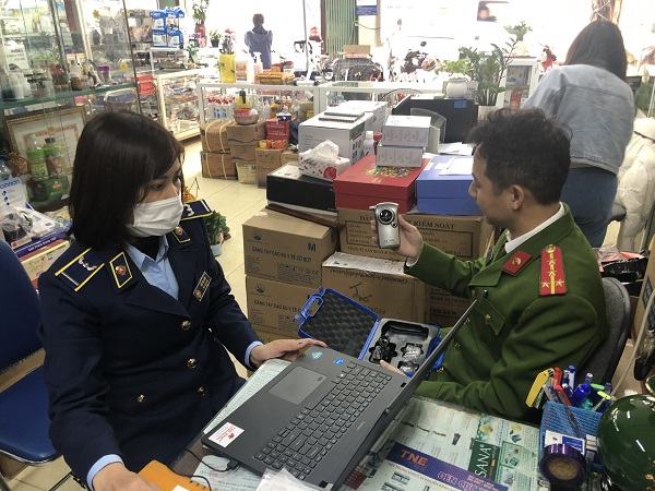 Lực lượng chức năng đang kiểm tra thiết bị đo nồng độ cồn tại cửa h&amp;agrave;ng kinh doanh thiết bị y tế tr&amp;ecirc;n phố Phương Mai