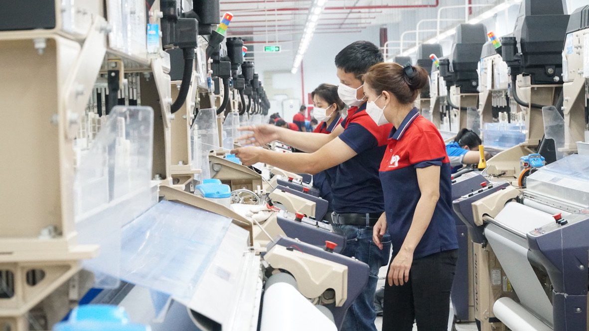 C&amp;ocirc;ng nh&amp;acirc;n l&amp;agrave;m việc trong một doanh nghiệp (Ảnh minh họa)