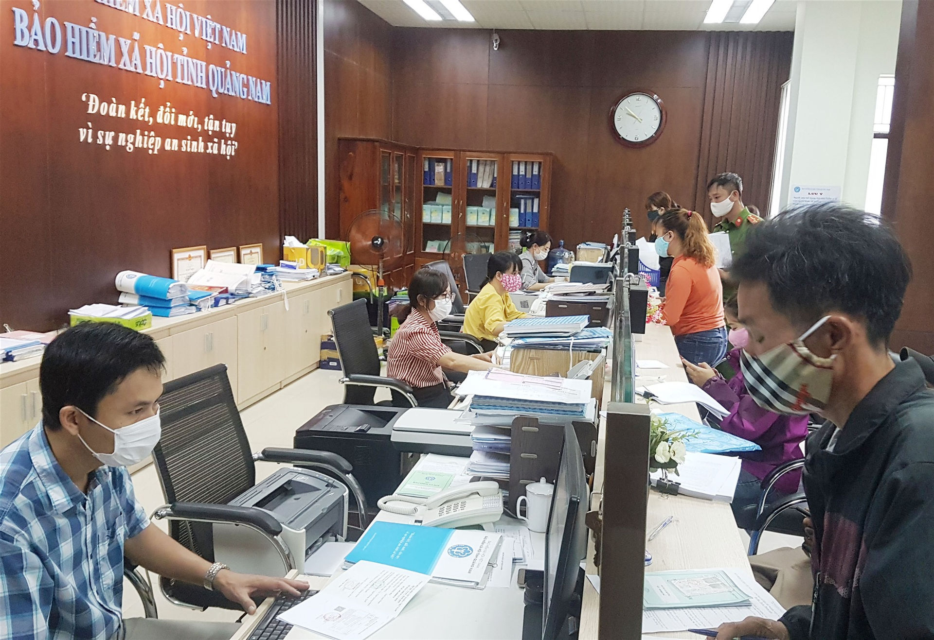 Chính sách pháp luật về BHXH, BHYT cần tiếp tục được bổ sung, hoàn thiện. Ảnh minh họa: BHXH Quảng Nam Chính sách pháp luật về BHXH, BHYT cần tiếp tục được bổ sung, hoàn thiện. Ảnh minh họa: BHXH Quảng Nam