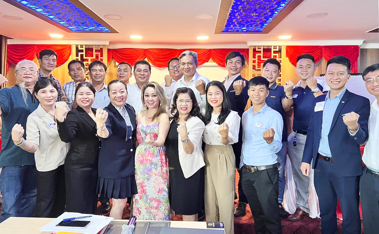 C&amp;aacute;c th&amp;agrave;nh vi&amp;ecirc;n trong Chater Crystal Quy Nhơn