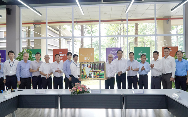 Đo&amp;agrave;n c&amp;ocirc;ng t&amp;aacute;c do B&amp;iacute; thư Tỉnh ủy B&amp;igrave;nh Dương &amp;ndash; Nguyễn Văn Lợi l&amp;agrave;m trưởng đo&amp;agrave;n trao tặng tranh lưu niệm cho l&amp;atilde;nh đạo trường Đại học Quốc tế Miền Đ&amp;ocirc;ng