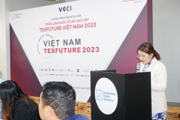 B&amp;agrave; Nguyễn Thị Th&amp;uacute;y Phượng - Đại diện Ban Tổ chức Texfuture Việt Nam 2023, Gi&amp;aacute;m đốc đối ngoại STS ph&amp;aacute;t biểu tại Lễ c&amp;ocirc;ng bố