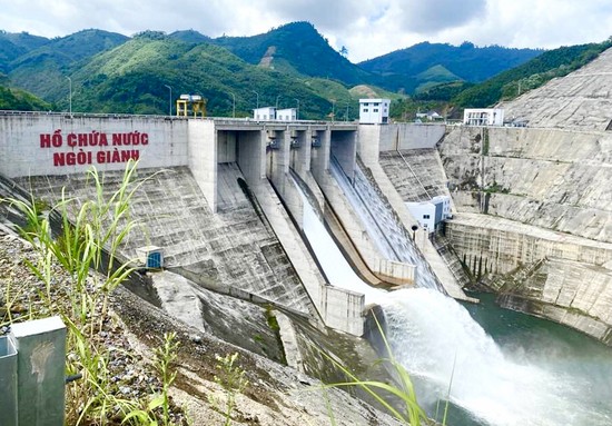 Hệ thống k&amp;ecirc;nh mương sẽ đưa nguồn nước của hồ Ng&amp;ograve;i Gi&amp;agrave;nh tưới cho khoảng 7.750ha đất canh t&amp;aacute;c v&amp;agrave; cấp nước sinh hoạt cho khoảng 160.000 người tại c&amp;aacute;c huyện: Y&amp;ecirc;n Lập, Cẩm Kh&amp;ecirc;, Tam N&amp;ocirc;ng