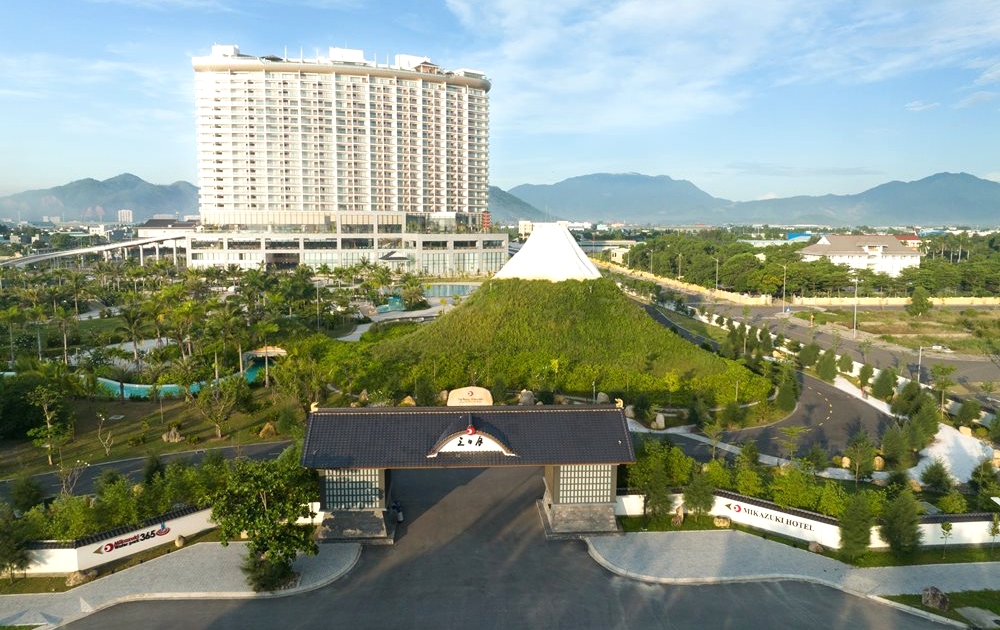 Vừa qua, Tập đo&amp;agrave;n Mikazuki Nhật Bản ch&amp;iacute;nh thức đưa v&amp;agrave;o vận h&amp;agrave;nh tất cả c&amp;aacute;c hạng mục của Khu nghỉ dưỡng v&amp;agrave; giải tr&amp;iacute; cao cấp Da Nang Mikazuki với tổng mức đầu tư 3.900 tỷ đồng, nằm tr&amp;ecirc;n b&amp;atilde;i biển Xu&amp;acirc;n Thiều của TP.Đ&amp;agrave; Nẵng, với diện t&amp;iacute;ch 13 ha