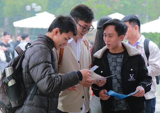 Ng&amp;agrave;y hội l&amp;agrave; cơ hội để c&amp;aacute;c em học sinh, sinh vi&amp;ecirc;n t&amp;igrave;m hiểu th&amp;ocirc;ng tin, vị tr&amp;iacute; c&amp;ocirc;ng việc ph&amp;ugrave; hợp