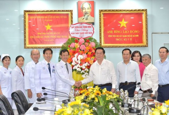 Trưởng Ban Tuy&amp;ecirc;n gi&amp;aacute;o Trung ương Nguyễn Trọng Nghĩa đ&amp;atilde; biểu dương nỗ lực của đội ngũ y b&amp;aacute;c sĩ Bệnh viện Chợ Rẫy.