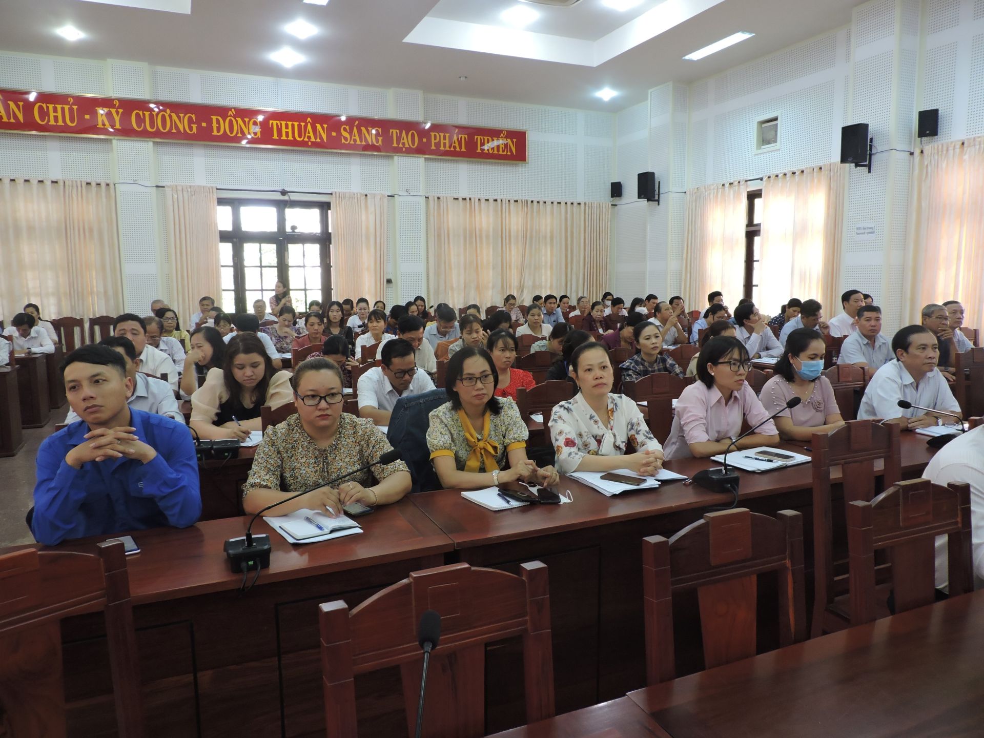 Hơn 1.500 đại biểu l&amp;agrave; c&amp;aacute;n bộ Mặt trận c&amp;aacute;c cấp tham dự hội nghị theo h&amp;igrave;nh thức trực tiếp v&amp;agrave; trực tuyến.