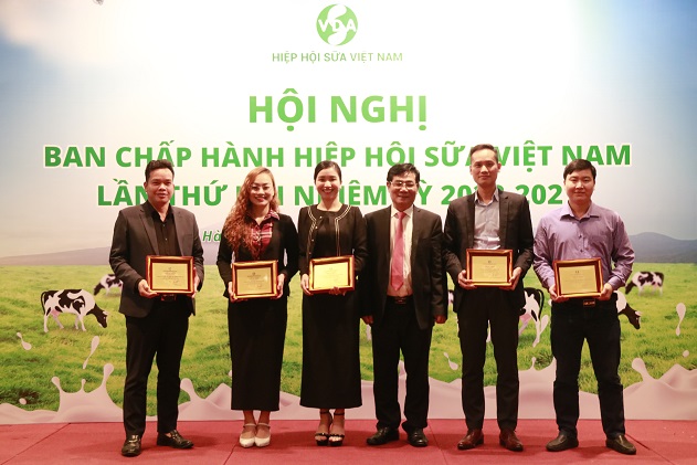 Chủ tịch Hiệp hội VDA Trần Quang Trung (người thứ ba b&amp;ecirc;n phải) trao giấy chứng nhận Hội vi&amp;ecirc;n cho c&amp;aacute;c đơn vị