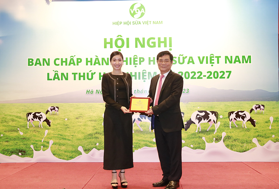 Chủ tịch Hiệp hội VDA Trần Quang Trung (người b&amp;ecirc;n phải) trao giấy chứng nhận Hội vi&amp;ecirc;n cho Natrumax Việt Nam