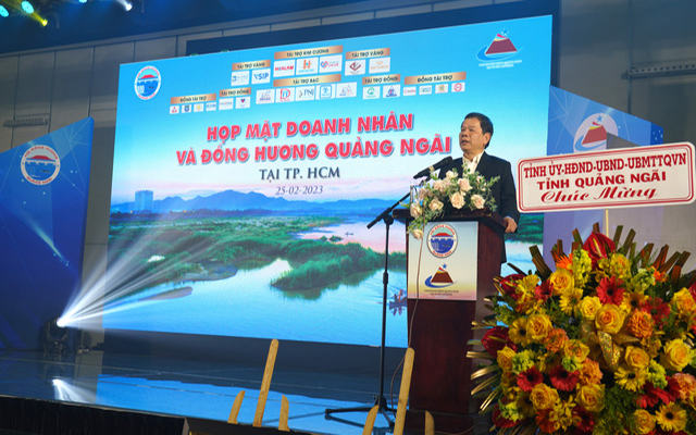 Chủ tịch UBND tỉnh Quảng Ng&amp;atilde;i - Đặng Văn Minh ph&amp;aacute;t biểu, trao đổi th&amp;ocirc;ng tin trong buổi gặp mặt
