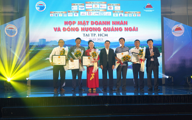 hủ tịch UBND tỉnh Đặng Văn Minh v&amp;agrave; Ph&amp;oacute; Chủ tịch Thường trực HĐND tỉnh tặng Bằng khen cho những tổ chức, c&amp;aacute; nh&amp;acirc;n c&amp;oacute; những đ&amp;oacute;ng g&amp;oacute;p trong hoạt động an sinh x&amp;atilde; hội
