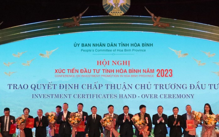 Thủ tướng chứng kiến tỉnh H&amp;ograve;a B&amp;igrave;nh trao quyết định chấp thuận chủ trương đầu tư cho c&amp;aacute;c nh&amp;agrave; đầu tư
