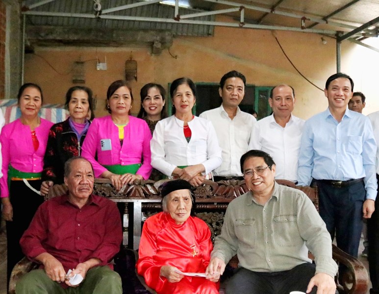 Thủ tướng Ch&amp;iacute;nh phủ Phạm Minh Ch&amp;iacute;nh c&amp;ugrave;ng đo&amp;agrave;n c&amp;ocirc;ng t&amp;aacute;c thăm v&amp;agrave; tặng qu&amp;agrave; Mẹ Việt Nam anh h&amp;ugrave;ng Nguyễn Thị Chố, x&amp;atilde; Ho&amp;agrave; B&amp;igrave;nh, th&amp;agrave;nh phố Ho&amp;agrave; B&amp;igrave;nh.