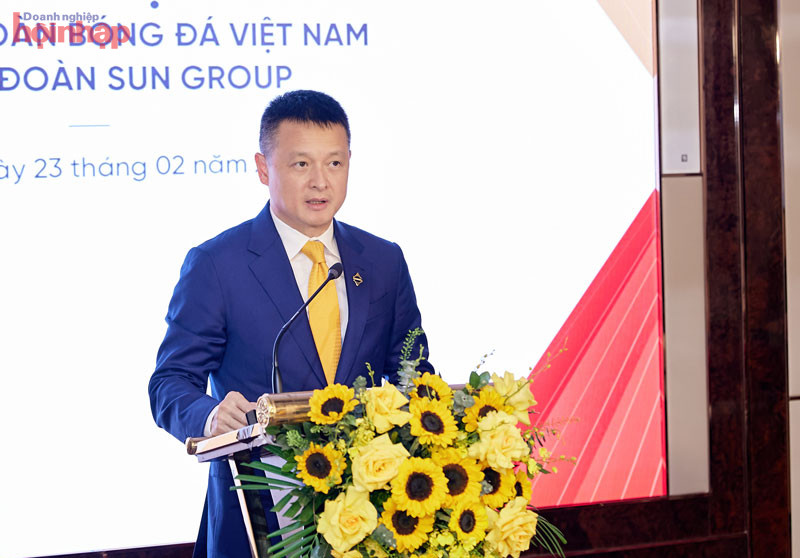 &amp;Ocirc;ng Đặng Minh Trường, Chủ tịch HĐQT Tập đo&amp;agrave;n Sun Group t&amp;acirc;m đắc với những người đang ng&amp;agrave;y đ&amp;ecirc;m g&amp;oacute;p sức ph&amp;aacute;t triển nền b&amp;oacute;ng đ&amp;aacute; Việt Nam.