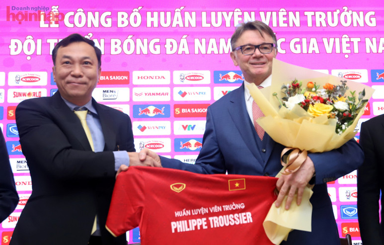 &amp;Ocirc;ng Trần Quốc Tuấn (tr&amp;aacute;i) &amp;ndash; Chủ tịch Li&amp;ecirc;n đo&amp;agrave;n b&amp;oacute;ng đ&amp;aacute; Việt Nam tặng hoa, &amp;aacute;o đến t&amp;acirc;n HLV Philippe Troussier.