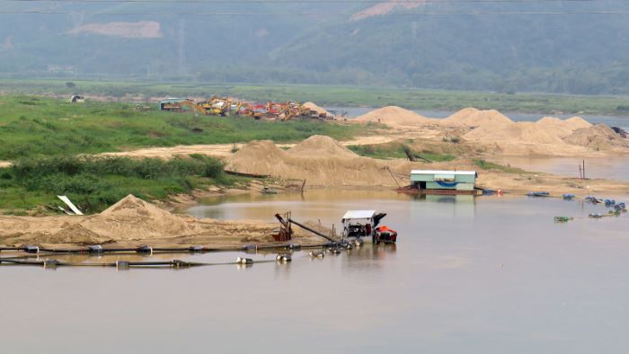 Sau tết, việc c&amp;aacute;c mỏ c&amp;aacute;t tại Quảng Nam tạm ngừng hoạt động, ch&amp;iacute;nh v&amp;igrave; vậy đ&amp;atilde; xảy ra t&amp;igrave;nh trạng khan hiếm c&amp;aacute;t x&amp;acirc;y dựng, gi&amp;aacute; c&amp;aacute;t tăng cao, khiến c&amp;aacute;c c&amp;ocirc;ng tr&amp;igrave;nh x&amp;acirc;y dựng khiến c&amp;aacute;c c&amp;ocirc;ng tr&amp;igrave;nh x&amp;acirc;y dựng của người d&amp;acirc;n, doanh nghiệp thiếu trầm trọng