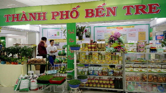 Quảng b&amp;aacute; sản phẩm OCOP của Bến Tre tại hội chợ, triển l&amp;atilde;m. Ảnh: btusta.vn