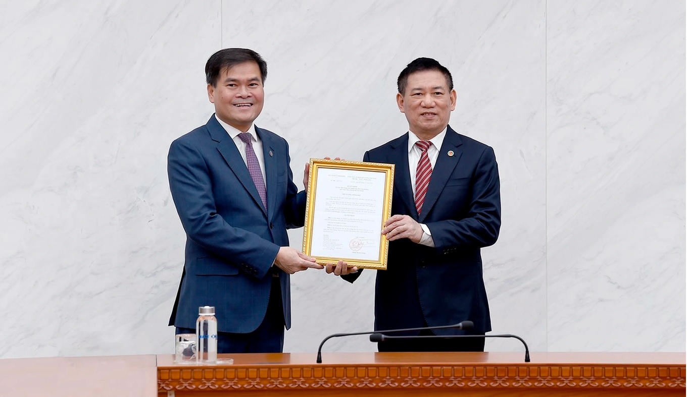 Bộ trưởng Hồ Đức Phớc (b&amp;ecirc;n phải) trao quyết định cho t&amp;acirc;n Thứ trưởng B&amp;ugrave;i Văn Khắng ng&amp;agrave;y 31/1 (Ảnh: Bộ T&amp;agrave;i ch&amp;iacute;nh).