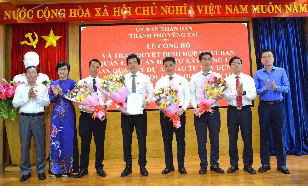 L&amp;atilde;nh đạo TP.Vũng T&amp;agrave;u trao quyết định hợp nhất 2 ban quản l&amp;yacute; th&amp;agrave;nh 1 BQL Đầu tư X&amp;acirc;y dựng TP. Vũng T&amp;agrave;u