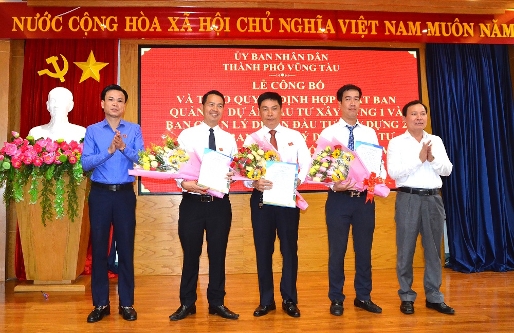 Dịp n&amp;agrave;y UBNTP Vũng T&amp;agrave;u trao quyết định cho c&amp;aacute;c PGĐ